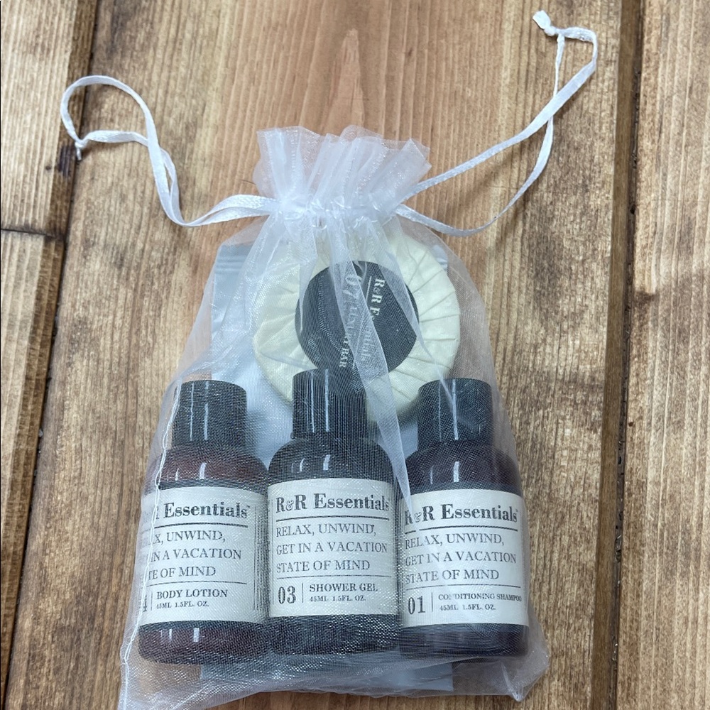 Essentials White Spa Gift Set - Relaxing Shower Gel,Shampoo, Lotion & Luxury Bar
